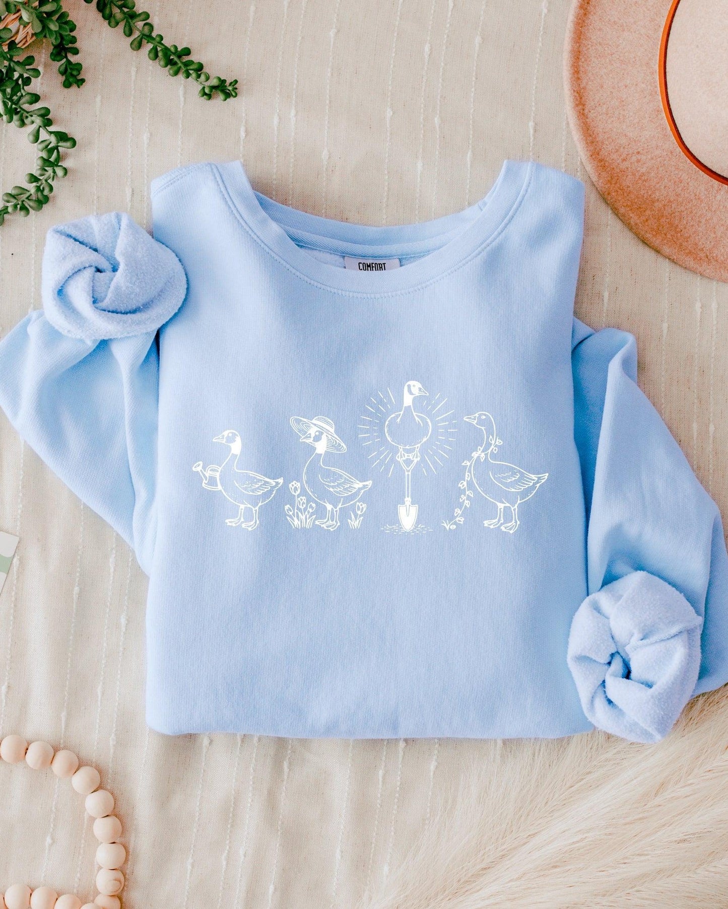 Goose Gardening Plant Lady Comfort Colors Garment-Dyed Sweatshirt – Floral Nature Graphic Hydrangea