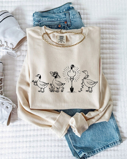 Goose Gardening Plant Lady Comfort Colors Garment-Dyed Sweatshirt – Floral Nature Graphic Ivory