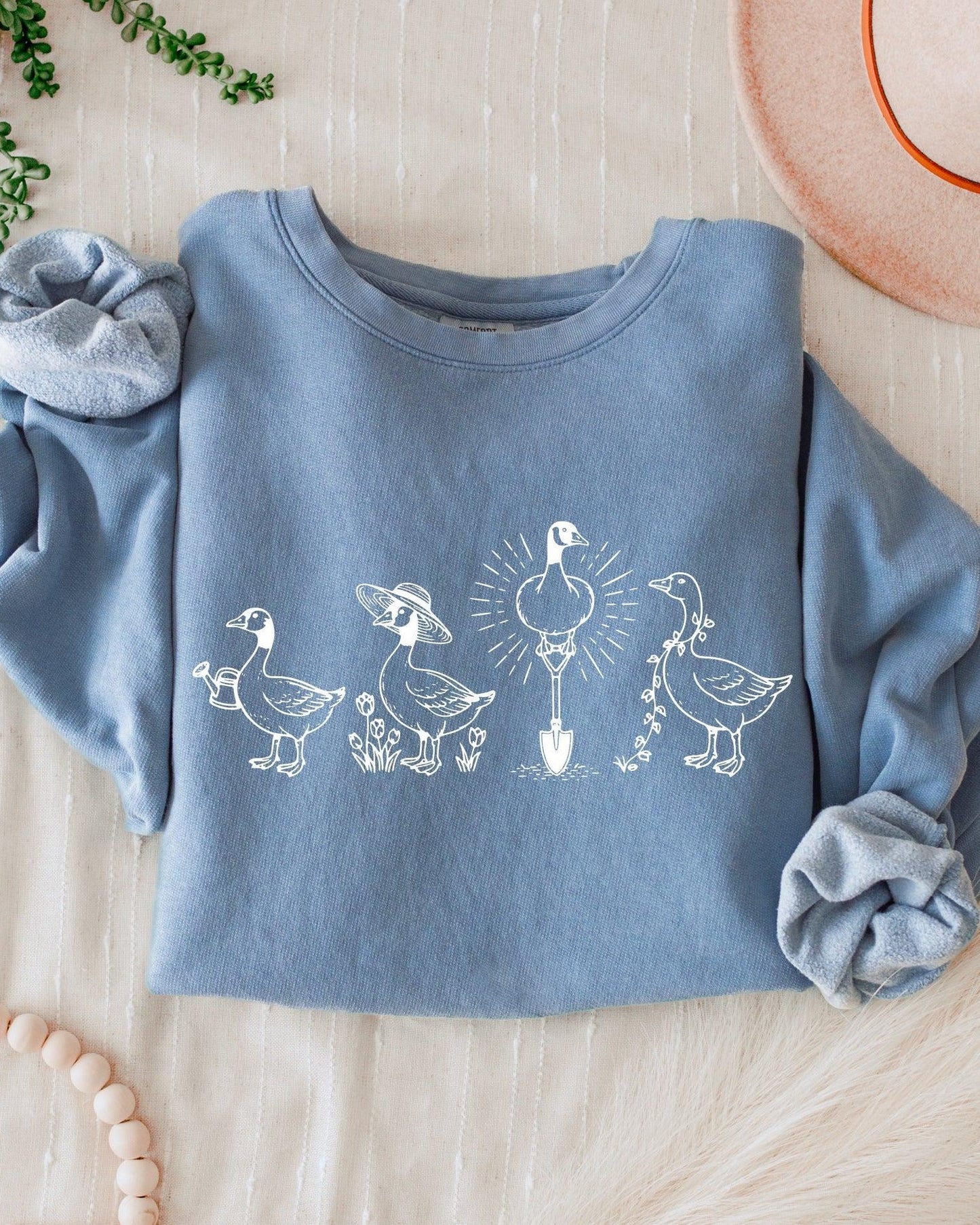 Goose Gardening Plant Lady Comfort Colors Garment-Dyed Sweatshirt – Floral Nature Graphic Blue Jean