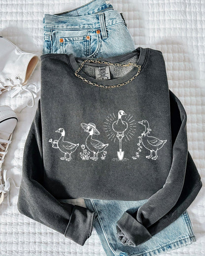 Goose Gardening Plant Lady Comfort Colors Garment-Dyed Sweatshirt – Floral Nature Graphic Pepper