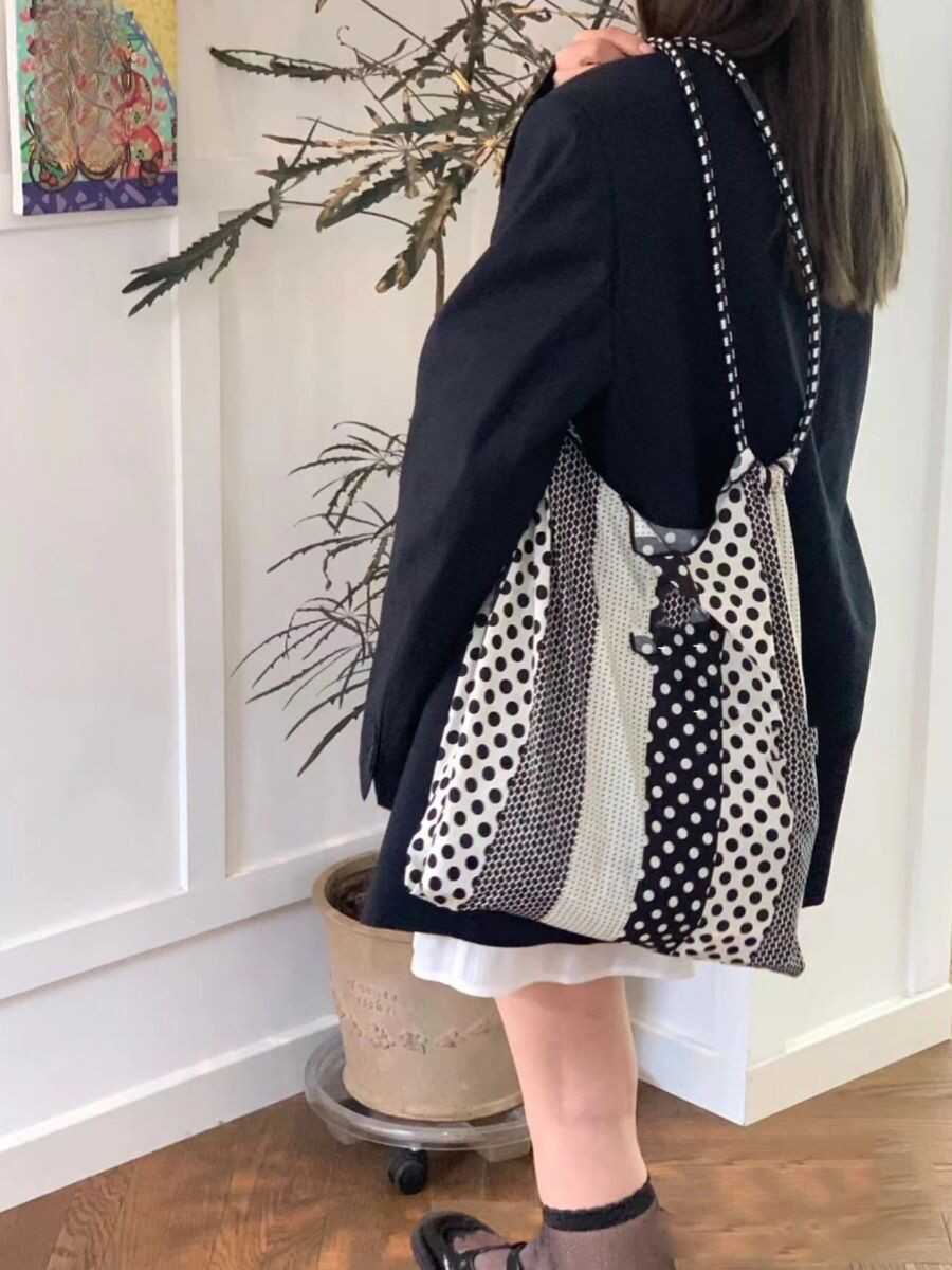 Polka dot tote bag, versatile portable shoulder bag, large-capacity environmentally friendly hobo bag for women Picture color bag