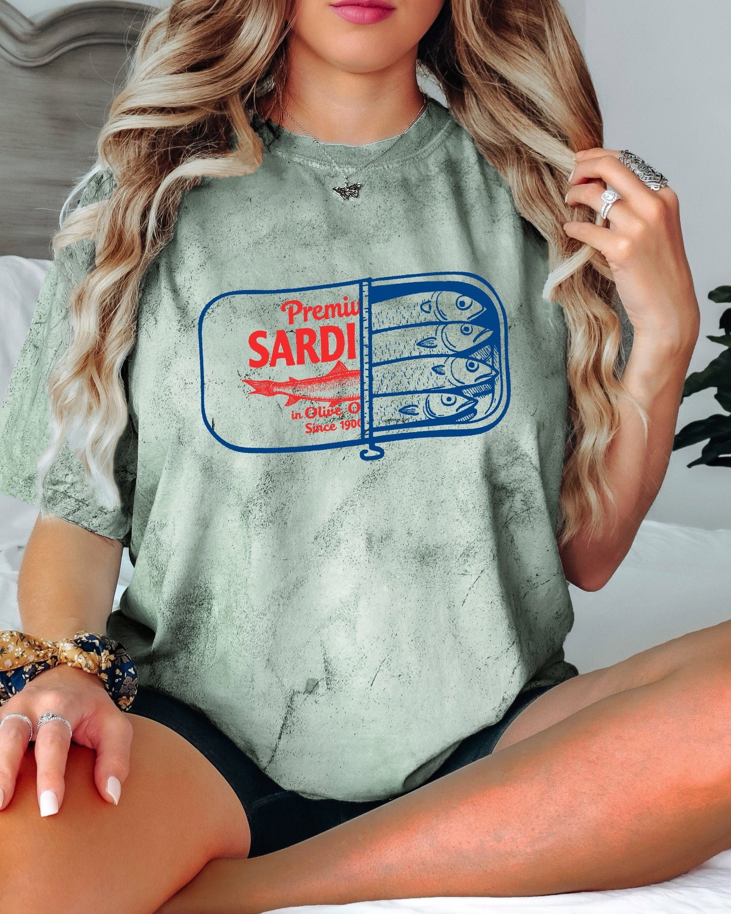 Sardines & Salmon Fish Comfort Colors T-Shirt – Nature Camping Hiking Outdoor Can Graphic Tee Fern