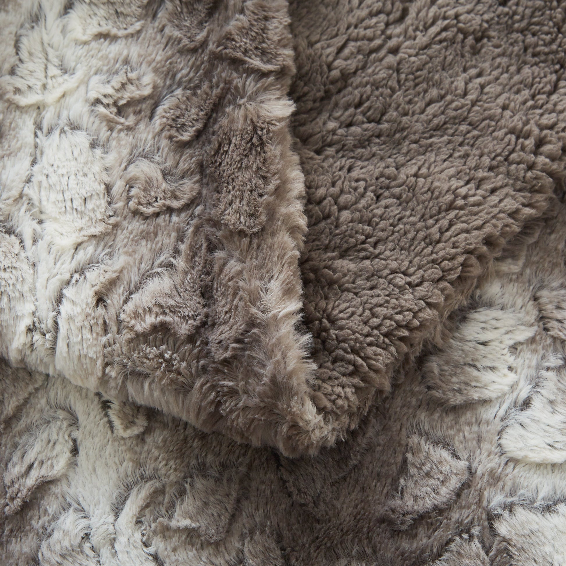 Tache Silver Snow Giraffe Faux Fur Throw Blanket (DY16)